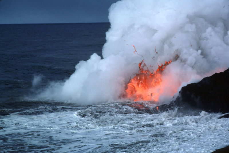 Hawaii Reisen - Lava im Meer